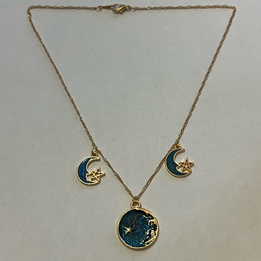 Three pendant moon and stars necklace in gold